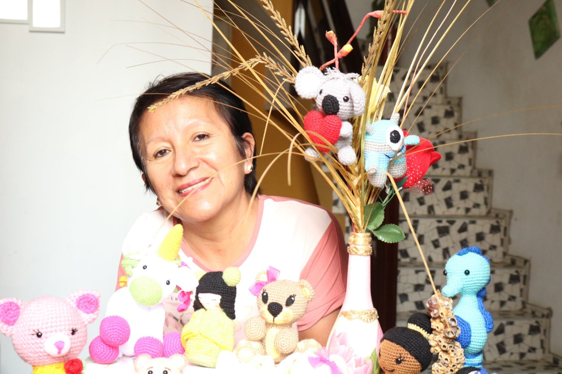 Pili con sus creaciones a crochet
