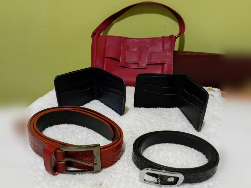 Cartera roja, dos billeteras negras y dos correas de cuero hechas a mano