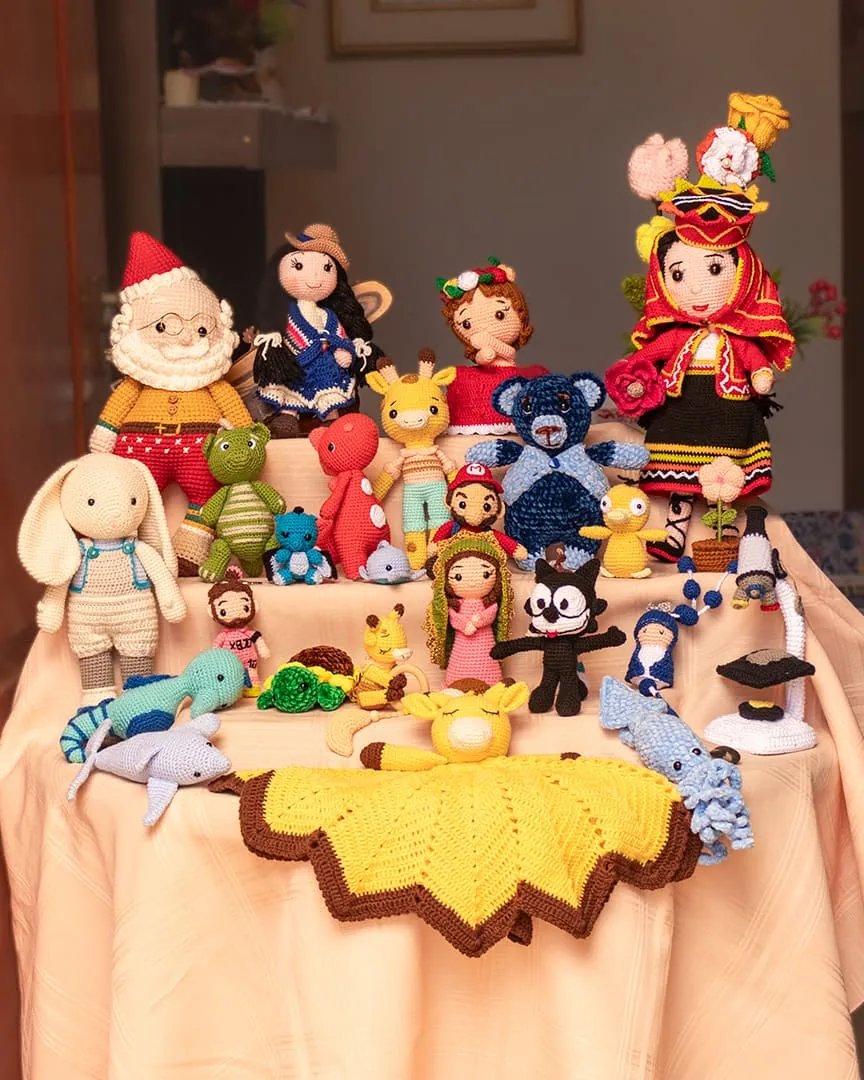 Colección de amigurumis tejidos a crochet por Pili: Papá Noel, muñecas, ositos, animalitos, una virgencita y una mantita de apego