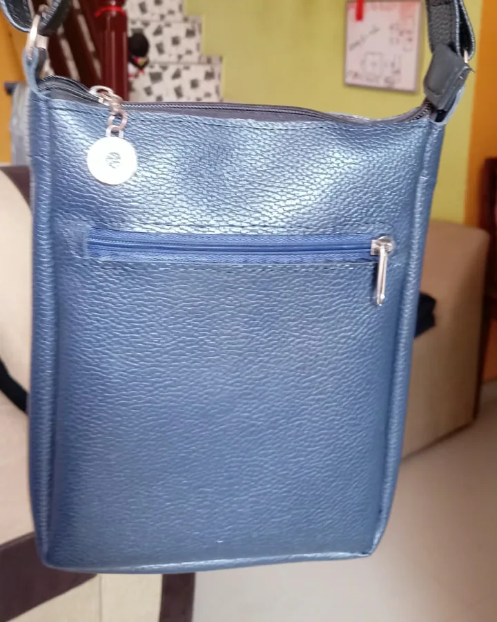 Cartera azul con bolsillo de cierre