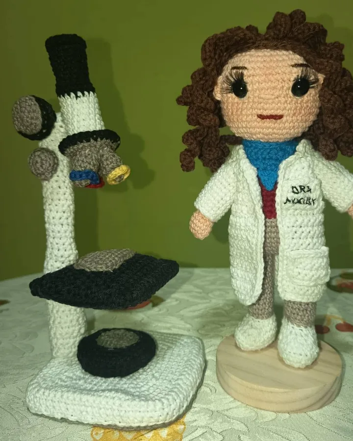 Doctora con microscopio