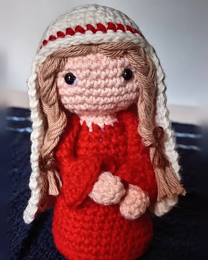Virgen María de túnica roja