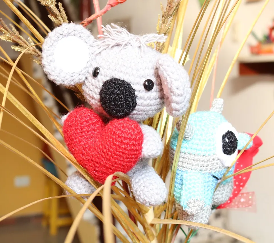 Koala amigurumi tejido a crochet con corazón entre espigas doradas