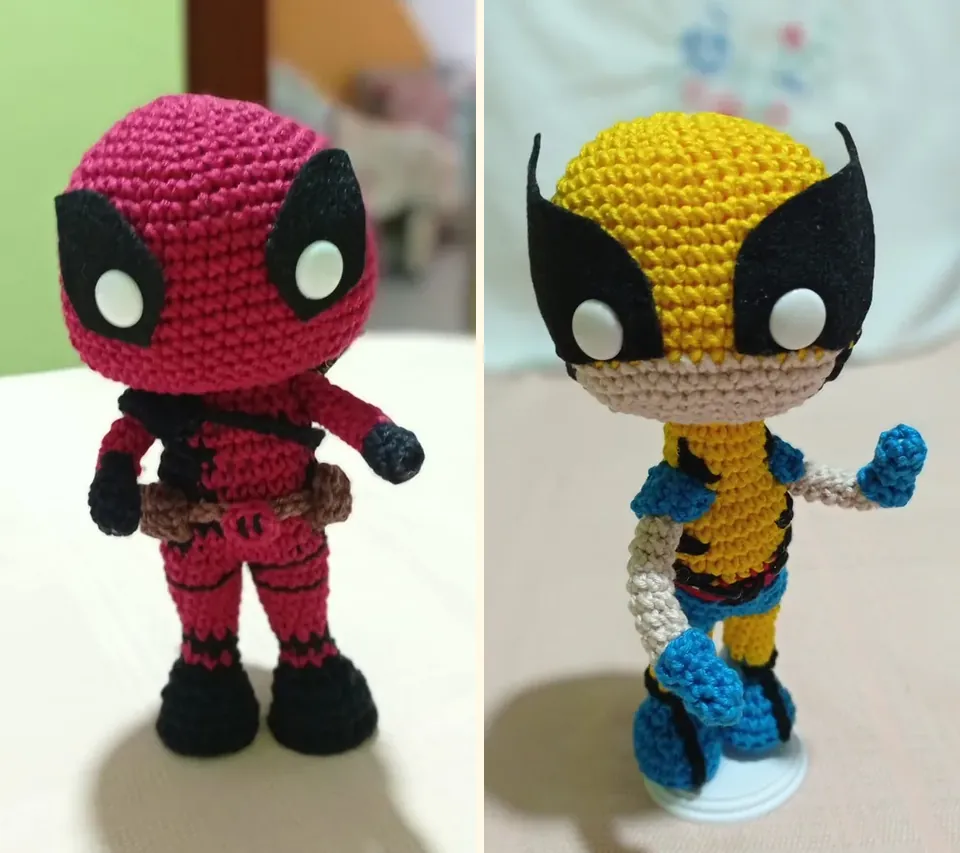 Amigurumis de Deadpool y Wolverine tejidos a crochet