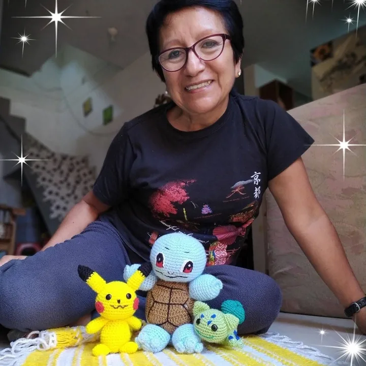 Pili sentada con amigurumis de Pikachu, Squirtle y Bulbasaur